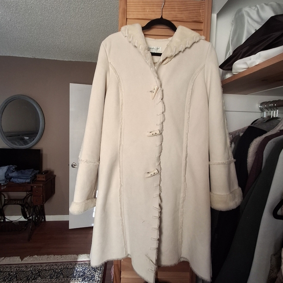 Beautiful Winter coat with soft faux fur lining with hood - Picture 1 of 4